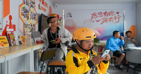 東城區“暖新驛站”化身清涼補給站